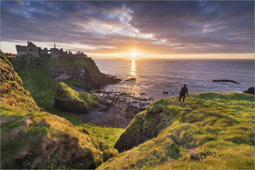 Poster Escursionista si affaccia sulla costa irlandese