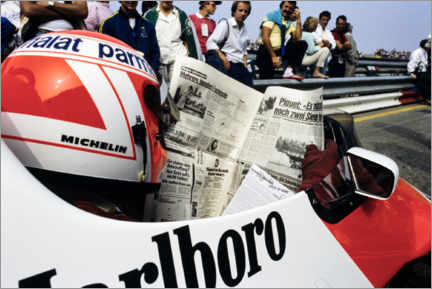 Stampa su tela  Niki Lauda legge un giornale al posto guida, GP d'Olanda 1984