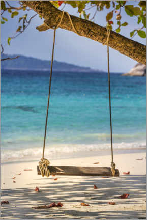 Poster Altalena in legno sulla spiaggia di sabbia