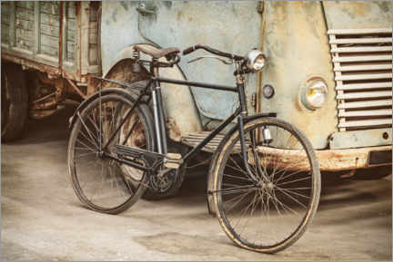 Stampa su tela  Bicicletta antica in una vecchia fabbrica - Martin Bergsma