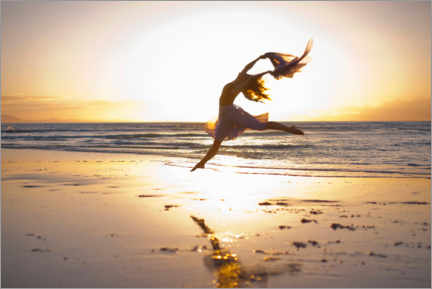 Poster La donna sta ballando sulla spiaggia illuminata dal sole