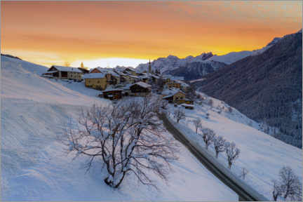 Poster Paesino di montagna innevato all'alba, Svizzera
