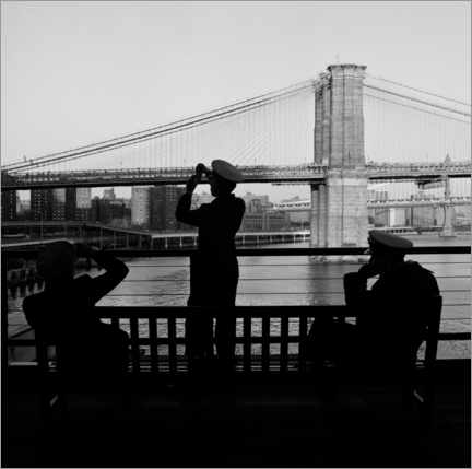 Stampa su tela  Marinai davanti al ponte di Brooklyn a New York - Bernd Obermann