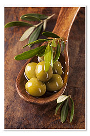 Poster  Cucchiaio con olive verdi su un tavolo in legno - Elena Schweitzer